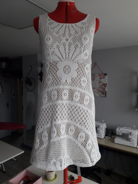 robe tricot broderie