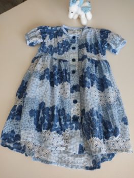 robe enfant 4 ans motif gaufré bleu et blanc. Manche courte